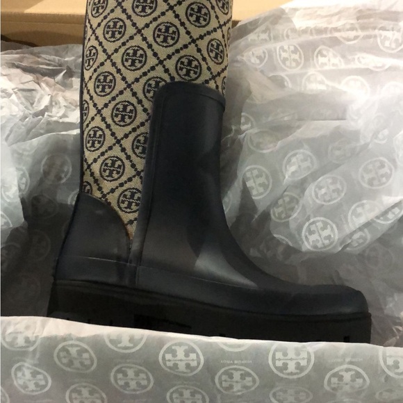 TORY BURCH WOMEN'S T MONOGRAM NAVY BLUE LOGO RUBBER FOUL WEATHER BOOT - Picture 3 of 3